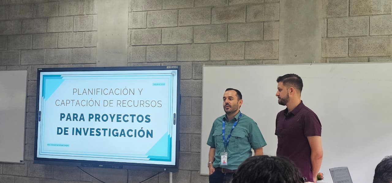 hombres exponiendo