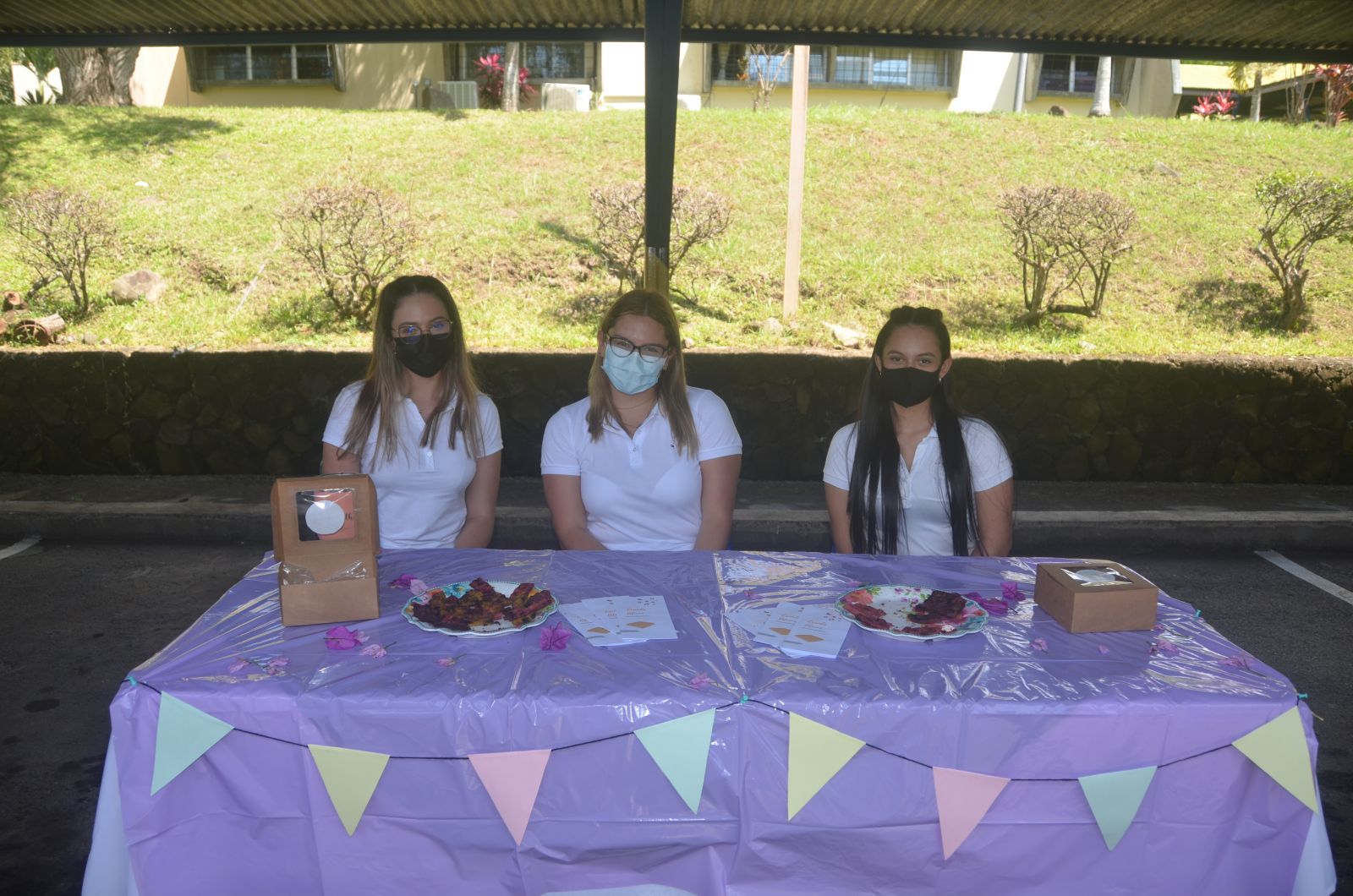 Foto de estudiantes con productos