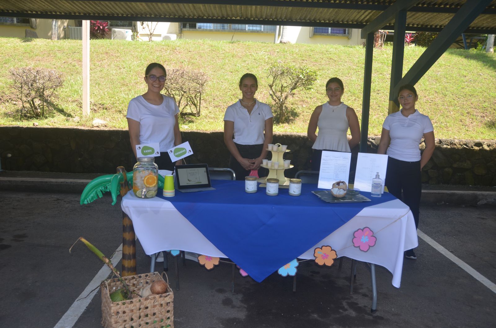 Foto de estudiantes con productos